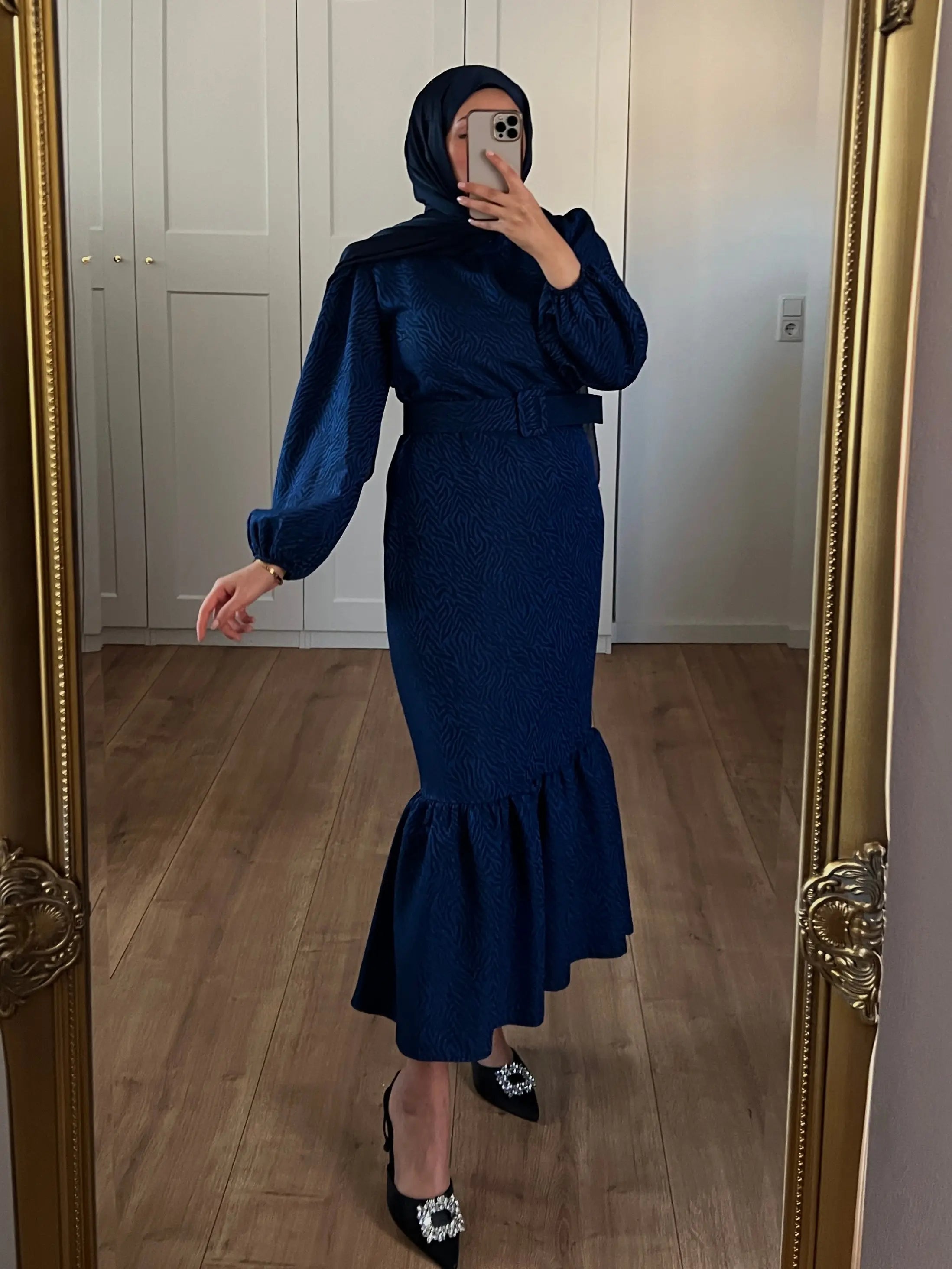 Elegantes Kleid mit Rüschen S A Y A H